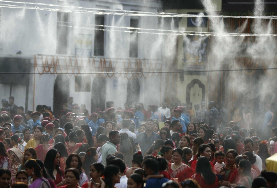 पशुपतिमा भक्तजनहरुलाई कृत्रिम वर्षाले शीतल गराइँदै (तस्बिरहरू)